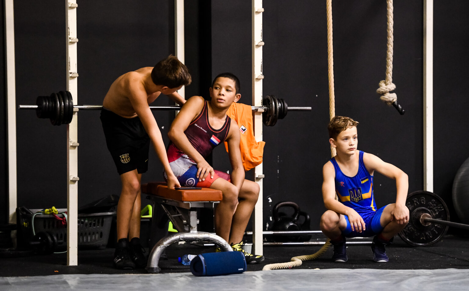 2 worstelaars van de young lions en een worstelaar uit oekraine rusten uit na een training bij krachtsportcentrum olympia